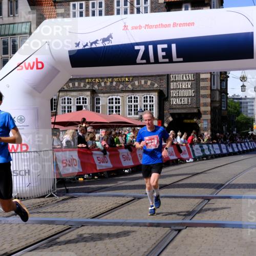 13.09.2026 - 21. swb-Marathon Bremen Tim E. http://msf.ph/oto/10359106 13.09.2026 12:54:59 Ziel 1020 meine-sportfotos.de