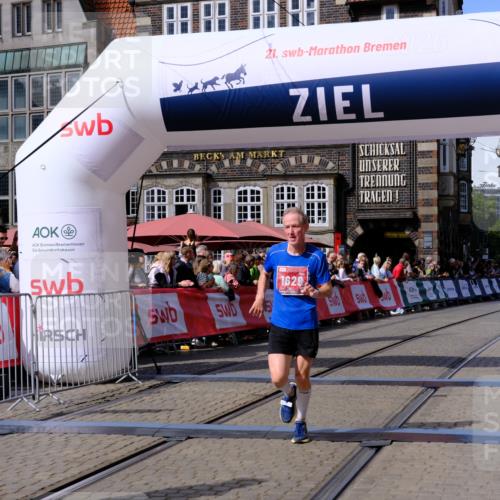 13.09.2026 - 21. swb-Marathon Bremen Tim E. http://msf.ph/oto/10359127 13.09.2026 12:54:59 Ziel 1020 meine-sportfotos.de