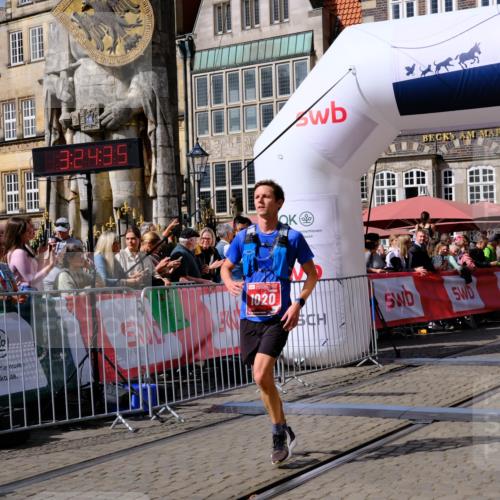 13.09.2026 - 21. swb-Marathon Bremen Tim E. http://msf.ph/oto/10359325 13.09.2026 12:55:24 Ziel 3744, 13085 meine-sportfotos.de