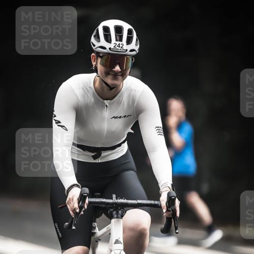 13.09.2026 - Stadtparktriathlon H.Heesch http://msf.ph/oto/10359380 13.09.2026 09:57:17 Radfahren 215, 242, 307 meine-sportfotos.de