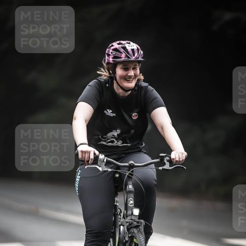 13.09.2026 - Stadtparktriathlon H.Heesch http://msf.ph/oto/10359403 13.09.2026 09:57:19 Radfahren 215, 242, 307 meine-sportfotos.de