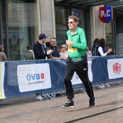 13.09.2026 - 21. swb-Marathon Bremen Strokosch-Dieckow http://msf.ph/oto/10359628 13.09.2026 11:19:55 Ziel 10430, 11244, 11296, 11333, 11337, 12374, 10430, 10882, 11457, 11546, 12472 meine-sportfotos.de
