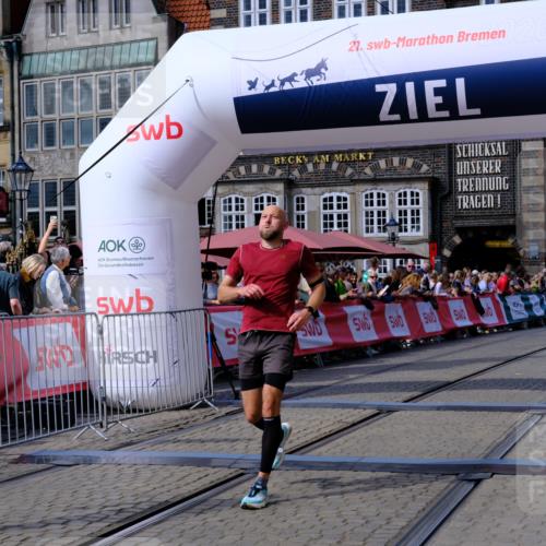 13.09.2026 - 21. swb-Marathon Bremen Tim E. http://msf.ph/oto/10359905 13.09.2026 12:56:44 Ziel 1212, 4936, 13224 meine-sportfotos.de