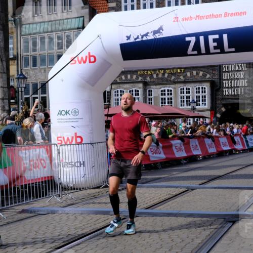 13.09.2026 - 21. swb-Marathon Bremen Tim E. http://msf.ph/oto/10359921 13.09.2026 12:56:44 Ziel 1212, 4936, 13224 meine-sportfotos.de