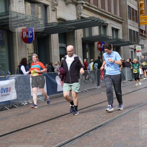 13.09.2026 - 21. swb-Marathon Bremen Strokosch-Dieckow http://msf.ph/oto/10360039 13.09.2026 11:20:15 Ziel 10161, 11296, 11529, 11530, 11541, 11675, 11980, 12153, 12285, 12316, 12317, 10430, 11244, 11333, 11337, 11546, 12374 meine-sportfotos.de