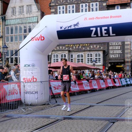 13.09.2026 - 21. swb-Marathon Bremen Tim E. http://msf.ph/oto/10360050 13.09.2026 12:57:02 Ziel 901, 1212, 1288, 4936, 7118 meine-sportfotos.de