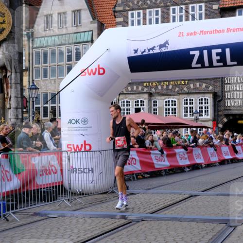 13.09.2026 - 21. swb-Marathon Bremen Tim E. http://msf.ph/oto/10360088 13.09.2026 12:57:03 Ziel 901, 1288, 4936, 7118 meine-sportfotos.de