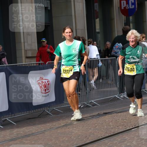13.09.2026 - 21. swb-Marathon Bremen Strokosch-Dieckow http://msf.ph/oto/10360140 13.09.2026 11:20:18 Ziel 10161, 11296, 11529, 11530, 11541, 11675, 11980, 12153, 12285, 12316, 12317, 10430, 11244, 11333, 11337, 11546, 12374 meine-sportfotos.de
