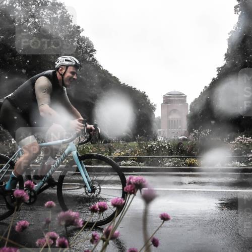 13.09.2026 - Stadtparktriathlon H.Heesch http://msf.ph/oto/10360484 13.09.2026 12:10:19 Radfahren 856, 933, 965 meine-sportfotos.de