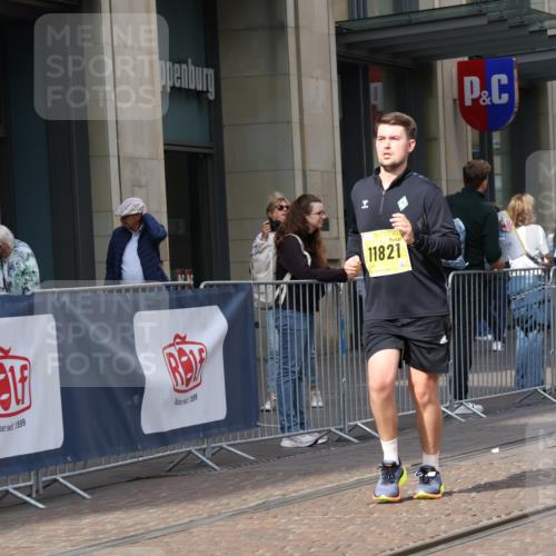 13.09.2026 - 21. swb-Marathon Bremen Strokosch-Dieckow http://msf.ph/oto/10360808 13.09.2026 11:21:12 Ziel 11104, 11262, 11780, 11821, 10407, 12542 meine-sportfotos.de
