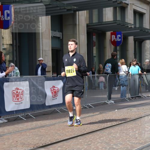 13.09.2026 - 21. swb-Marathon Bremen Strokosch-Dieckow http://msf.ph/oto/10360825 13.09.2026 11:21:13 Ziel 11104, 11262, 11780, 11821, 10407, 12542 meine-sportfotos.de