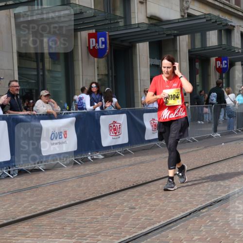 13.09.2026 - 21. swb-Marathon Bremen Strokosch-Dieckow http://msf.ph/oto/10360912 13.09.2026 11:21:17 Ziel 11104, 11262, 11821, 11780 meine-sportfotos.de
