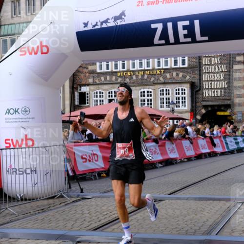 13.09.2026 - 21. swb-Marathon Bremen Tim E. http://msf.ph/oto/10361100 13.09.2026 12:58:26 Ziel 1323, 1379, 1604, 1717, 2073, 2099, 9065 meine-sportfotos.de