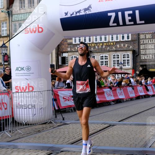 13.09.2026 - 21. swb-Marathon Bremen Tim E. http://msf.ph/oto/10361116 13.09.2026 12:58:26 Ziel 1323, 1379, 1604, 1717, 2073, 2099, 9065 meine-sportfotos.de