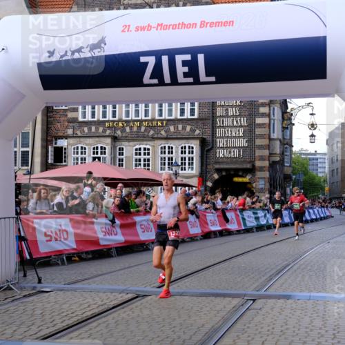 13.09.2026 - 21. swb-Marathon Bremen Tim E. http://msf.ph/oto/10361144 13.09.2026 12:58:46 Ziel 346, 1472, 5672, 6198, 8311, 8394 meine-sportfotos.de