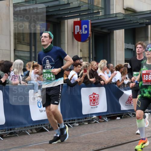 13.09.2026 - 21. swb-Marathon Bremen Strokosch-Dieckow http://msf.ph/oto/10361553 13.09.2026 13:36:13 Ziel 164, 372, 900, 1738, 1880, 2467, 2673, 2692, 2700, 2731, 2819, 2823, 3067, 3410, 3585, 3591, 3815, 4006, 4049, 4050, 4182, 4216, 4304, 4414, 4643, 4676, 4892, 5061, 5656, 5781, 6280, 6340, 6516, 6527, 6568, 7039, 7229, 7237, 7249, 7344, 7656, 7765, 7808, 7865, 8525, 8723, 8731, 8790, 8905, 9427, 9776, 9899, 10068, 10070, 13038, 563, 1072, 1867, 2339, 2565, 2931, 2949, 3026, 3056, 3224, 3291, 3454, 3489, 4016, 5026, 5157, 5276, 5816, 6159, 6874, 6982, 7036 meine-sportfotos.de