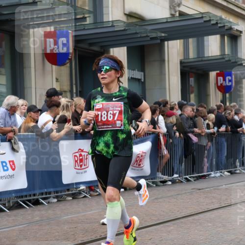 13.09.2026 - 21. swb-Marathon Bremen Strokosch-Dieckow http://msf.ph/oto/10361575 13.09.2026 13:36:13 Ziel 164, 372, 900, 1738, 1880, 2467, 2673, 2692, 2700, 2731, 2819, 2823, 3067, 3410, 3585, 3591, 3815, 4006, 4049, 4050, 4182, 4216, 4304, 4414, 4643, 4676, 4892, 5061, 5656, 5781, 6280, 6340, 6516, 6527, 6568, 7039, 7229, 7237, 7249, 7344, 7656, 7765, 7808, 7865, 8525, 8723, 8731, 8790, 8905, 9427, 9776, 9899, 10068, 10070, 13038, 563, 1072, 1867, 2339, 2565, 2931, 2949, 3026, 3056, 3224, 3291, 3454, 3489, 4016, 5026, 5157, 5276, 5816, 6159, 6874, 6982, 7036 meine-sportfotos.de