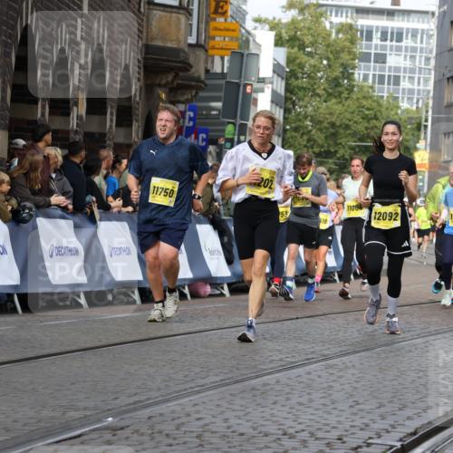13.09.2026 - 21. swb-Marathon Bremen Strokosch-Dieckow http://msf.ph/oto/10361592 13.09.2026 10:58:27 Ziel 10249, 10494, 10530, 10543, 10559, 10604, 10673, 10750, 10798, 10826, 10828, 10903, 10914, 10931, 10932, 11120, 11131, 11136, 11295, 11332, 11388, 11420, 11752, 11863, 11884, 11952, 12017, 12386, 12387, 12441, 12482, 10878, 10879, 11030, 11189, 11384, 11743, 11955, 12180, 12237, 12320, 12499, 12505 meine-sportfotos.de