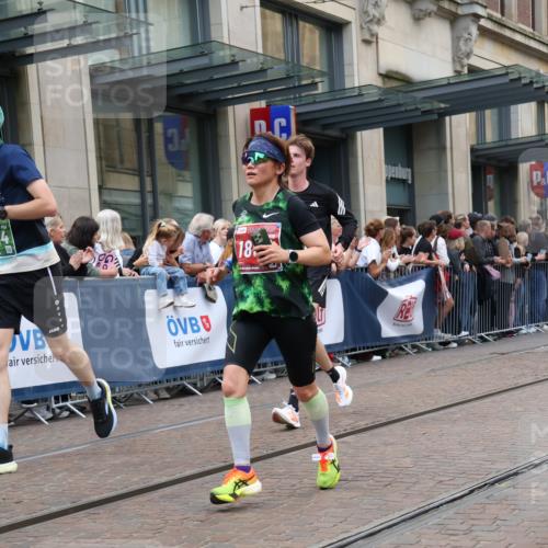 13.09.2026 - 21. swb-Marathon Bremen Strokosch-Dieckow http://msf.ph/oto/10361597 13.09.2026 13:36:13 Ziel 164, 372, 900, 1738, 1880, 2467, 2673, 2692, 2700, 2731, 2819, 2823, 3067, 3410, 3585, 3591, 3815, 4006, 4049, 4050, 4182, 4216, 4304, 4414, 4643, 4676, 4892, 5061, 5656, 5781, 6280, 6340, 6516, 6527, 6568, 7039, 7229, 7237, 7249, 7344, 7656, 7765, 7808, 7865, 8525, 8723, 8731, 8790, 8905, 9427, 9776, 9899, 10068, 10070, 13038, 563, 1072, 1867, 2339, 2565, 2931, 2949, 3026, 3056, 3224, 3291, 3454, 3489, 4016, 5026, 5157, 5276, 5816, 6159, 6874, 6982, 7036 meine-sportfotos.de