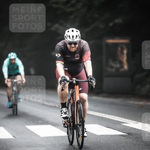 13.09.2026 - Stadtparktriathlon H.Heesch http://msf.ph/oto/10361623 13.09.2026 10:02:59 Radfahren 253, 254, 273 meine-sportfotos.de