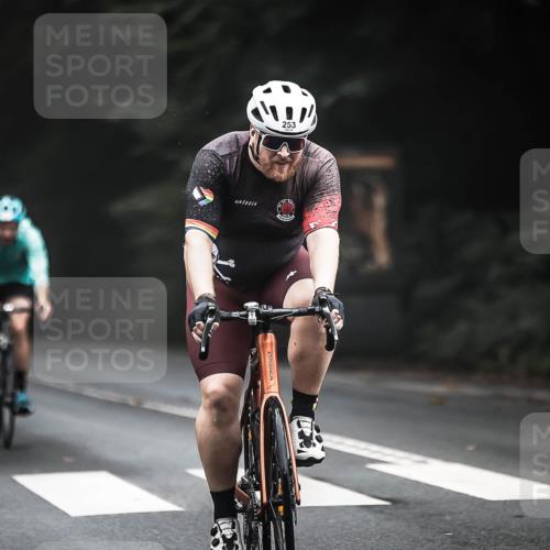 13.09.2026 - Stadtparktriathlon H.Heesch http://msf.ph/oto/10361634 13.09.2026 10:02:59 Radfahren 253, 254, 273 meine-sportfotos.de