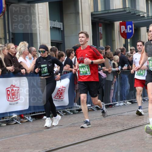 13.09.2026 - 21. swb-Marathon Bremen Strokosch-Dieckow http://msf.ph/oto/10361674 13.09.2026 13:36:15 Ziel 164, 372, 900, 1738, 1880, 1936, 2467, 2673, 2692, 2700, 2731, 2819, 2823, 3067, 3410, 3585, 3591, 3815, 4006, 4049, 4050, 4182, 4216, 4304, 4414, 4643, 4676, 4892, 5061, 5656, 5781, 6050, 6280, 6340, 6516, 6527, 6568, 7039, 7229, 7237, 7249, 7344, 7656, 7765, 7808, 8525, 8723, 8790, 8905, 9427, 9658, 9776, 9899, 10068, 10070, 13038, 563, 1072, 1867, 2339, 2565, 2931, 2949, 3026, 3224, 3291, 3454, 3489, 4016, 5026, 5276, 5816, 6159, 6874, 6982, 7036 meine-sportfotos.de