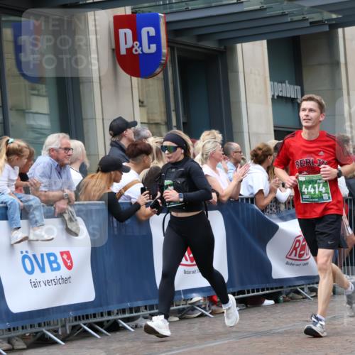 13.09.2026 - 21. swb-Marathon Bremen Strokosch-Dieckow http://msf.ph/oto/10361689 13.09.2026 13:36:15 Ziel 164, 372, 900, 1738, 1880, 1936, 2467, 2673, 2692, 2700, 2731, 2819, 2823, 3067, 3410, 3585, 3591, 3815, 4006, 4049, 4050, 4182, 4216, 4304, 4414, 4643, 4676, 4892, 5061, 5656, 5781, 6050, 6280, 6340, 6516, 6527, 6568, 7039, 7229, 7237, 7249, 7344, 7656, 7765, 7808, 8525, 8723, 8790, 8905, 9427, 9658, 9776, 9899, 10068, 10070, 13038, 563, 1072, 1867, 2339, 2565, 2931, 2949, 3026, 3224, 3291, 3454, 3489, 4016, 5026, 5276, 5816, 6159, 6874, 6982, 7036 meine-sportfotos.de