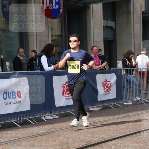 13.09.2026 - 21. swb-Marathon Bremen Strokosch-Dieckow http://msf.ph/oto/10361707 13.09.2026 11:22:20 Ziel 10710, 10968, 11574, 11579, 10968, 11423, 11579, 11698, 12157, 12444 meine-sportfotos.de