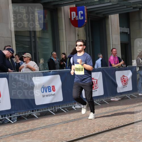 13.09.2026 - 21. swb-Marathon Bremen Strokosch-Dieckow http://msf.ph/oto/10361726 13.09.2026 11:22:20 Ziel 10710, 10968, 11574, 11579, 10968, 11423, 11579, 11698, 12157, 12444 meine-sportfotos.de