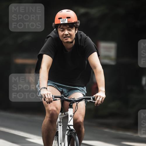 13.09.2026 - Stadtparktriathlon H.Heesch http://msf.ph/oto/10361915 13.09.2026 10:03:30 Radfahren 237, 302 meine-sportfotos.de