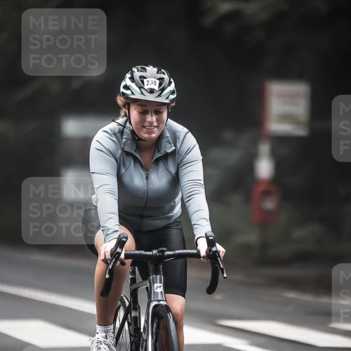 13.09.2026 - Stadtparktriathlon H.Heesch http://msf.ph/oto/10362049 13.09.2026 10:04:07 Radfahren 215, 230, 297, 305 meine-sportfotos.de