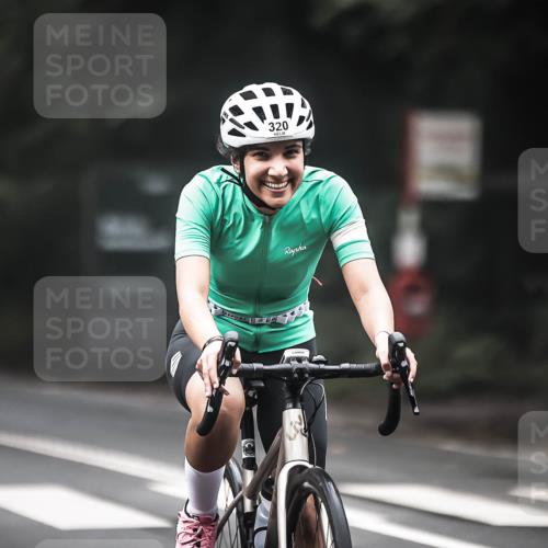 13.09.2026 - Stadtparktriathlon H.Heesch http://msf.ph/oto/10362278 13.09.2026 10:04:45 Radfahren 260, 319, 320 meine-sportfotos.de