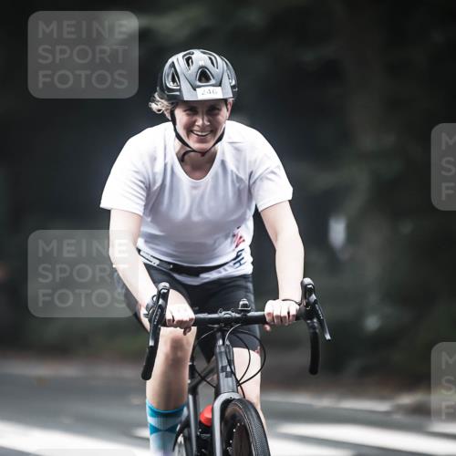 13.09.2026 - Stadtparktriathlon H.Heesch http://msf.ph/oto/10362344 13.09.2026 10:04:55 Radfahren 231, 246 meine-sportfotos.de