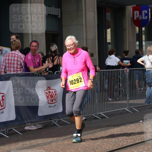 13.09.2026 - 21. swb-Marathon Bremen Strokosch-Dieckow http://msf.ph/oto/10362686 13.09.2026 11:23:32 Ziel 10292, 10413, 10970, 10349, 10754, 10925, 11266, 11663, 12340, 12440 meine-sportfotos.de