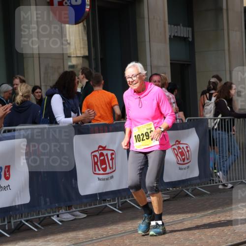 13.09.2026 - 21. swb-Marathon Bremen Strokosch-Dieckow http://msf.ph/oto/10362702 13.09.2026 11:23:32 Ziel 10292, 10413, 10970, 10349, 10754, 10925, 11266, 11663, 12340, 12440 meine-sportfotos.de