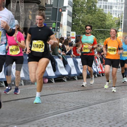 13.09.2026 - 21. swb-Marathon Bremen Strokosch-Dieckow http://msf.ph/oto/10362793 13.09.2026 10:58:57 Ziel 10878, 10879, 11030, 11189, 11228, 11384, 11488, 11743, 11955, 12180, 12237, 12320, 12499, 12505, 10383, 10415, 10427, 10477, 10668, 10843, 11034, 11602, 11913, 12015, 12118, 12127, 12131, 12200, 12271, 12297 meine-sportfotos.de