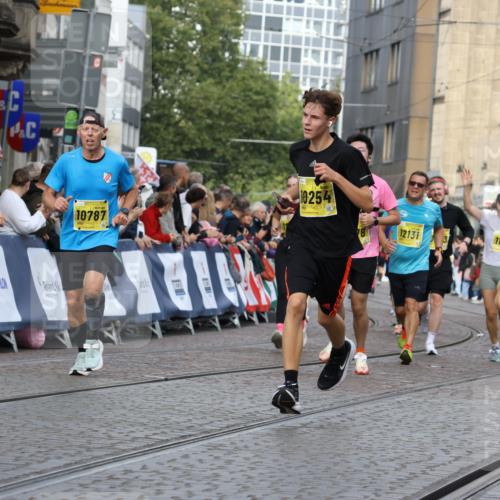 13.09.2026 - 21. swb-Marathon Bremen Strokosch-Dieckow http://msf.ph/oto/10362973 13.09.2026 10:59:01 Ziel 10485, 10832, 10878, 10879, 10948, 11030, 11189, 11228, 11488, 11743, 11955, 12180, 12237, 12320, 12499, 12505, 10415, 10427, 10492, 10668, 11086, 11125, 11301, 11302, 11913, 12118, 12200, 12297, 12541 meine-sportfotos.de