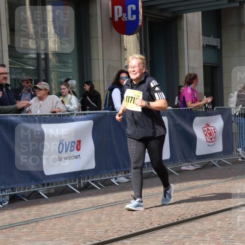 13.09.2026 - 21. swb-Marathon Bremen Strokosch-Dieckow http://msf.ph/oto/10363063 13.09.2026 11:24:00 Ziel 11712, 10292, 10413, 10970 meine-sportfotos.de