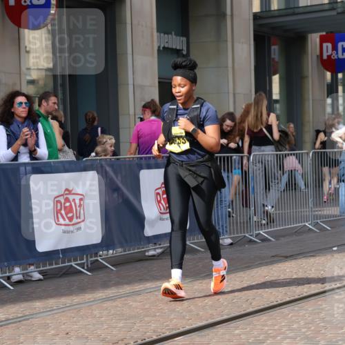 13.09.2026 - 21. swb-Marathon Bremen Strokosch-Dieckow http://msf.ph/oto/10363171 13.09.2026 11:25:05 Ziel 10533, 10732, 12471 meine-sportfotos.de