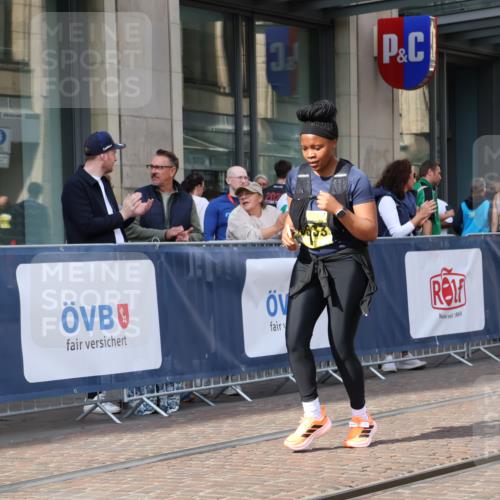 13.09.2026 - 21. swb-Marathon Bremen Strokosch-Dieckow http://msf.ph/oto/10363226 13.09.2026 11:25:06 Ziel 10533, 10732, 12471 meine-sportfotos.de