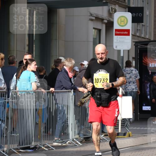 13.09.2026 - 21. swb-Marathon Bremen Strokosch-Dieckow http://msf.ph/oto/10363281 13.09.2026 11:25:09 Ziel 10533, 10732, 12471 meine-sportfotos.de