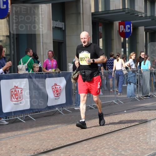 13.09.2026 - 21. swb-Marathon Bremen Strokosch-Dieckow http://msf.ph/oto/10363358 13.09.2026 11:25:13 Ziel 10533, 10732, 12471, 10533 meine-sportfotos.de