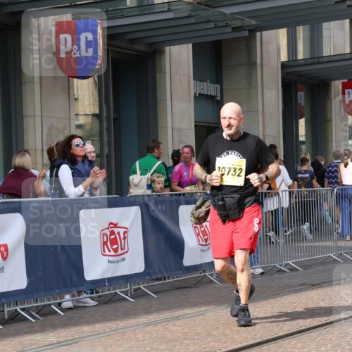 13.09.2026 - 21. swb-Marathon Bremen Strokosch-Dieckow http://msf.ph/oto/10363378 13.09.2026 11:25:14 Ziel 10732, 12471, 10533 meine-sportfotos.de