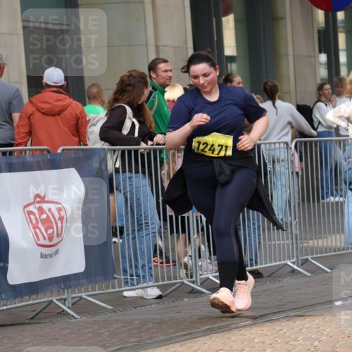 13.09.2026 - 21. swb-Marathon Bremen Strokosch-Dieckow http://msf.ph/oto/10363469 13.09.2026 11:25:21 Ziel 10732, 12471, 10533 meine-sportfotos.de