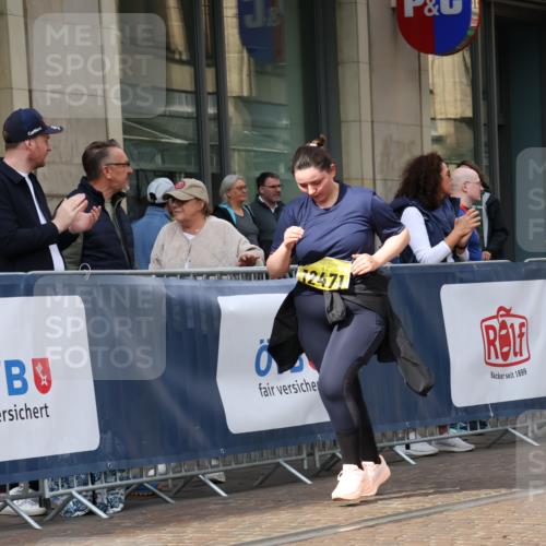 13.09.2026 - 21. swb-Marathon Bremen Strokosch-Dieckow http://msf.ph/oto/10363541 13.09.2026 11:25:24 Ziel 10732, 12471, 10533 meine-sportfotos.de