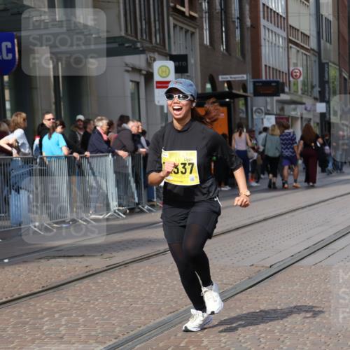 13.09.2026 - 21. swb-Marathon Bremen Strokosch-Dieckow http://msf.ph/oto/10363624 13.09.2026 11:25:26 Ziel 10732, 12471, 10533 meine-sportfotos.de