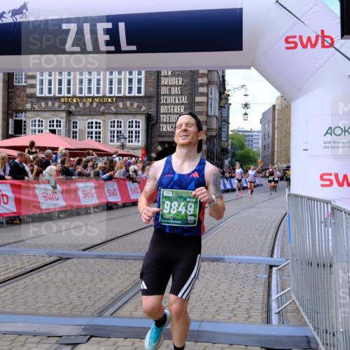 13.09.2026 - 21. swb-Marathon Bremen Tim E. http://msf.ph/oto/10363709 13.09.2026 13:01:13 Ziel 6359, 8749, 9849 meine-sportfotos.de