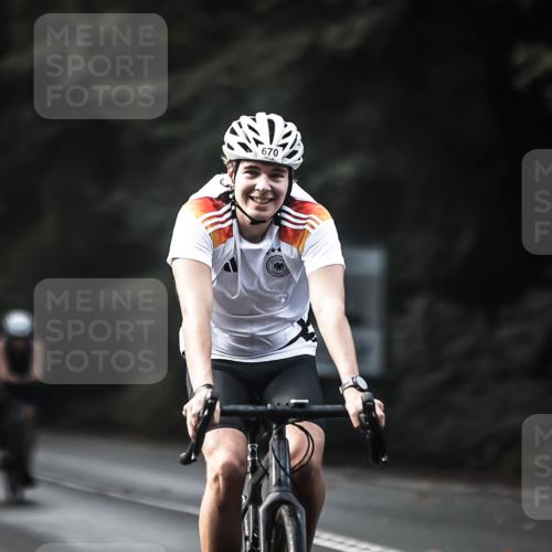 13.09.2026 - Stadtparktriathlon H.Heesch http://msf.ph/oto/10363716 13.09.2026 11:20:32 Radfahren 633, 643, 670, 815 meine-sportfotos.de