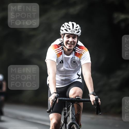 13.09.2026 - Stadtparktriathlon H.Heesch http://msf.ph/oto/10363721 13.09.2026 11:20:33 Radfahren 633, 643, 670, 815 meine-sportfotos.de