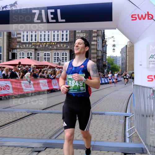 13.09.2026 - 21. swb-Marathon Bremen Tim E. http://msf.ph/oto/10363732 13.09.2026 13:01:13 Ziel 6359, 8749, 9849 meine-sportfotos.de